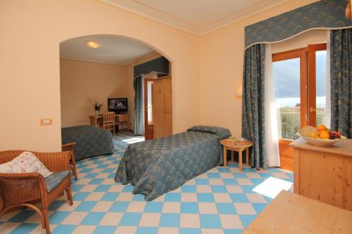 ein Wohnzimmer mit einem Sofa und einem Tisch in der Unterkunft Hotel Locanda Ruscello Garnì in Limone sul Garda