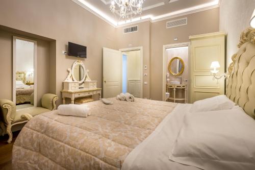 Un dormitorio con una cama grande y una vela azul en Relais Twelve B&B en Florencia