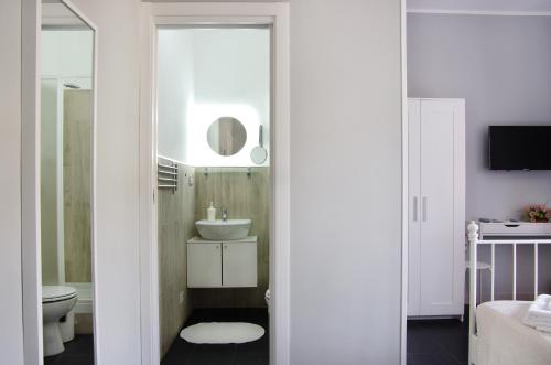 ターラントにあるB&B Binario Unoのバスルーム(洗面台、トイレ、鏡付)