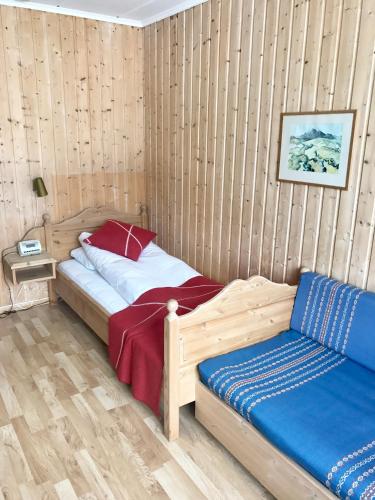 a bedroom with a bed and a bench in it at Øigardseter Fjellstue in Høvringen