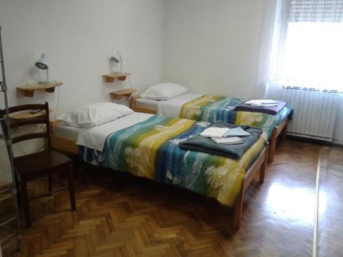 Katil atau katil-katil dalam bilik di Guest House Rože