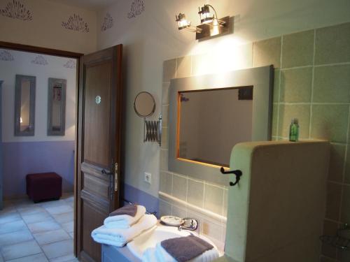 a bathroom with a sink and a mirror at Clos des Lavandes - Luberon in Lacoste