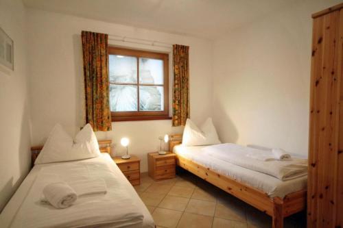 - une chambre avec 2 lits et une fenêtre dans l'établissement Almliesl ZELL-365, à Zell am See