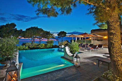 a swimming pool with a view of the ocean at Hotel Orsa Maggiore in Anacapri