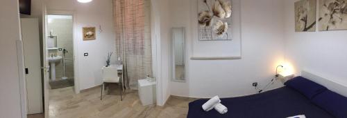salon z niebieską kanapą i łazienką w obiekcie B&B Scilla Mare w mieście Scilla