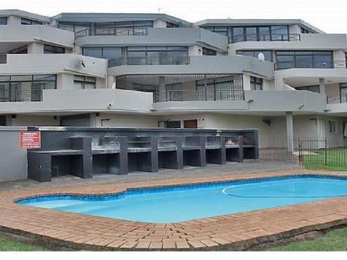 a building with a swimming pool in front of a building at Del Su Me No.1 in Margate