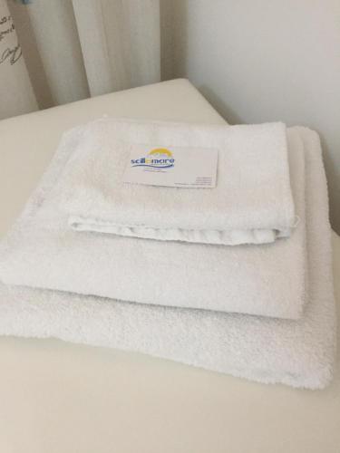 stos białych ręczników na stole w obiekcie B&B Scilla Mare w mieście Scilla