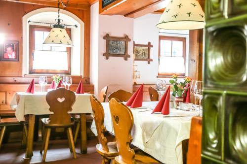 Un restaurante u otro lugar para comer en Gasthof Simmerlwirt
