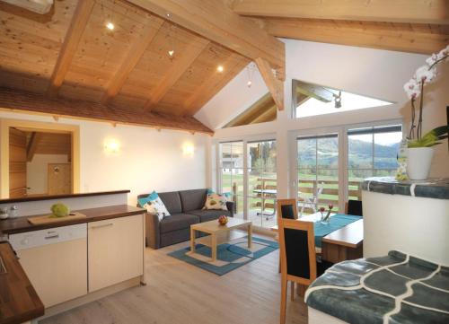 a kitchen and living room in a house at Appartement Sonnengarten in Ramsau am Dachstein