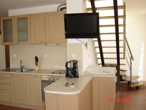 Кухня или кухненски бокс в Апартаменти с Панорамна Гледка Созопол