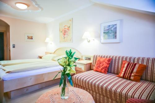 A bed or beds in a room at Gasthof Simmerlwirt