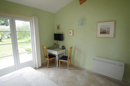 a bedroom with a desk and a bed and a window at Chambres d'Hôtes Carpe Diem in Callian