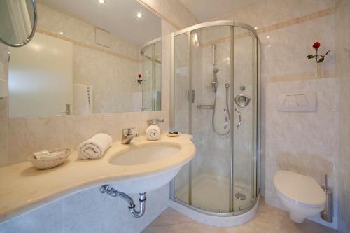 Ванная комната в Hotel Girlanerhof