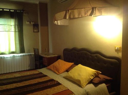 モリネッラにあるB&B Ciliegio Feliceのベッドルーム1室(枕2つ付)