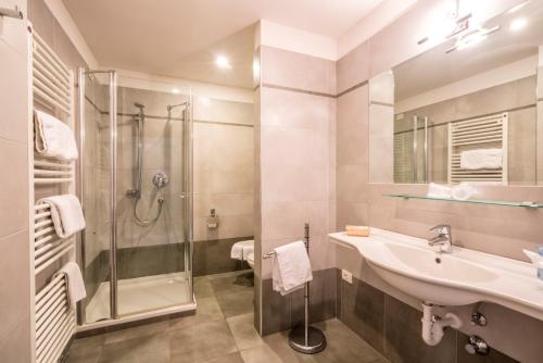 Ett badrum på Hotel Weingarten