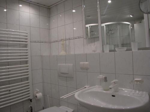 Bilik mandi di Ferienhaus Edersee