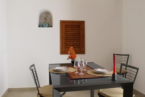 tavolo da pranzo con tavolo e sedie neri di Casa vacanza U Curtigghiu a Città di Lipari