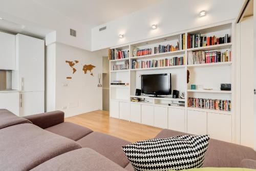 Micol's Place, bright apt 2 rooms, 2 toilets, near metro, 80 mq