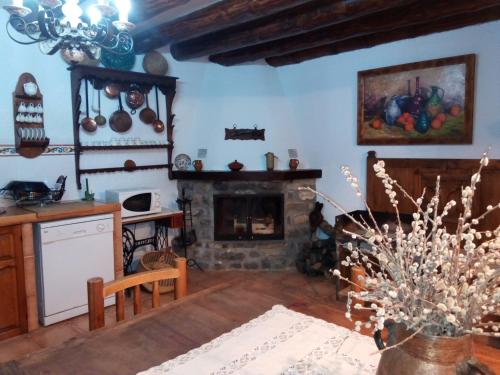 cocina y sala de estar con chimenea en Casa Rural Benede en Chibluco