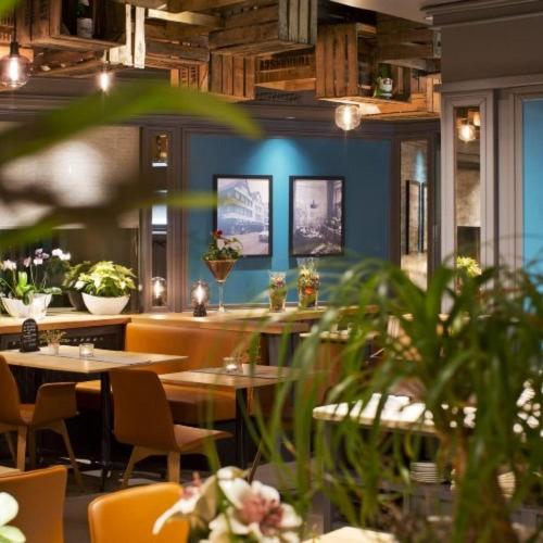 ein Restaurant mit Tischen und Stühlen in einem Raum in der Unterkunft Hotel Buck in Bad Urach