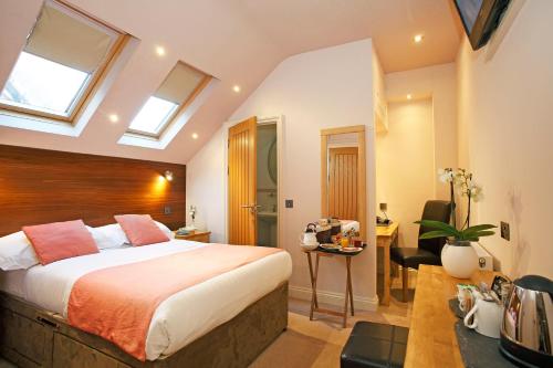een slaapkamer met een bed en een bureau in een kamer bij Castle Hotel in Aberystwyth