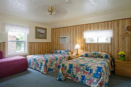 Postel nebo postele na pokoji v ubytování Lazy J Ranch Motel