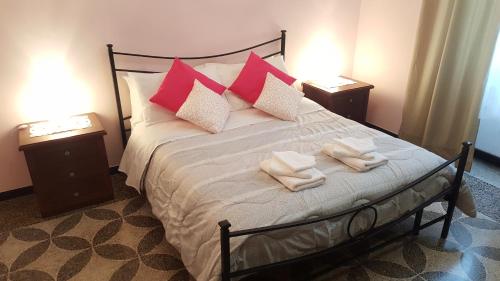 sypialnia z łóżkiem z dwoma ręcznikami w obiekcie Royal Suite w Genui