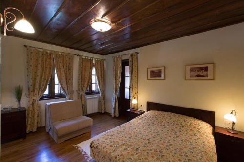 A bed or beds in a room at Hotel Ivanov Konak