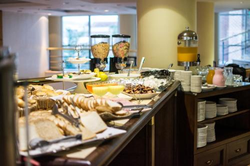 卡塔马卡Amérian Catamarca的提供多种食物的自助餐线