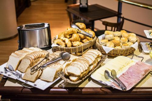 卡塔马卡Amérian Catamarca的一张桌子,上面摆放着各种面包和糕点