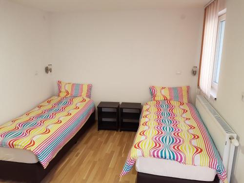 two beds sitting next to each other in a room at Pension Haus Baron 4 Mühlheim in Mühlheim