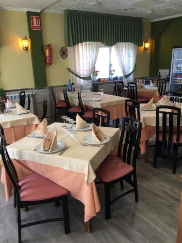 Reštaurácia alebo iné gastronomické zariadenie v ubytovaní Hotel Garcas
