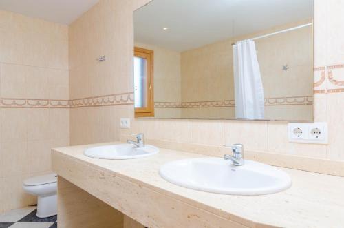 リュックマヨールにあるCasa Campillosのバスルーム(洗面台2台、鏡、トイレ付)