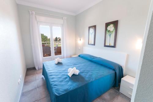 オリーバにあるCamelotのベッドルーム1室(青いベッド1台、白い弓2つ付)