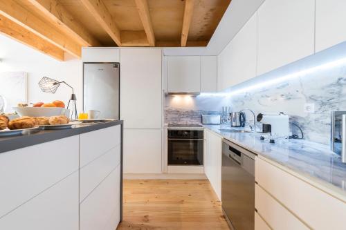 Modern Loft in City Center by LovelyStay