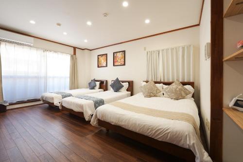 Three minutes walk to subway Direct to the airport Umeda business district