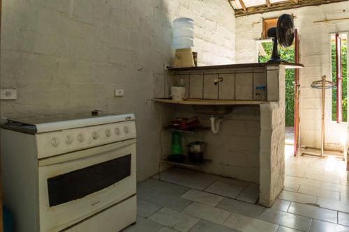 Quitinetes Rusticas Junto a Natureza - Bruxas e Bruxosにあるキッチンまたは簡易キッチン