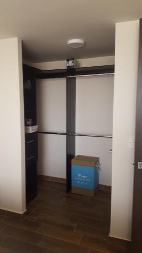 una habitación con una pared con una caja. en Apartamentos EcoVivienda, en Tegucigalpa