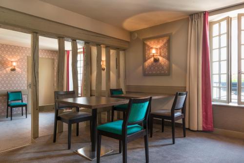 Гостиная зона в Hôtel Aux Vieux Remparts, The Originals Relais