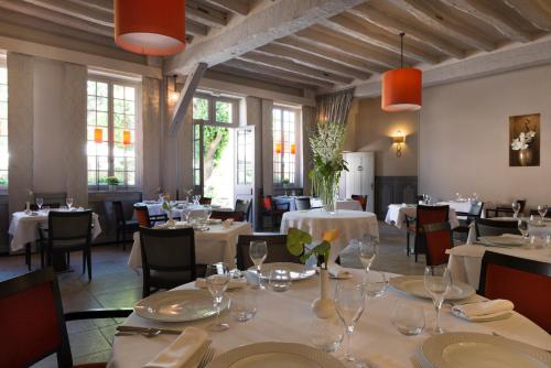 Ресторан / где поесть в Hôtel Aux Vieux Remparts, The Originals Relais