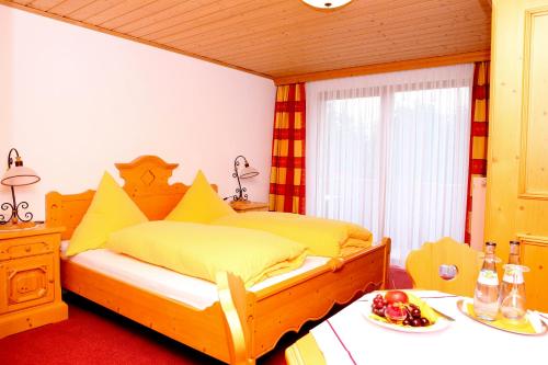 Giường trong phòng chung tại Alpenhof Reuterwanne