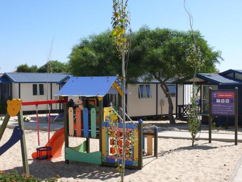 um playground em um parque com uma estrutura de recreação em Orbitur Ilha de Armona em Olhão