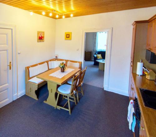 a kitchen and dining room with a table and chairs at Die Ferienwohnung Hamburg in Hamburg