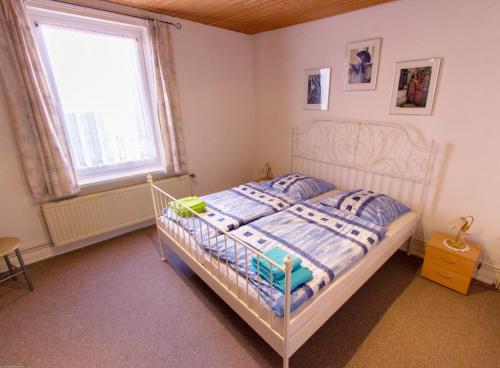 Un pat sau paturi într-o cameră la Die Ferienwohnung Hamburg