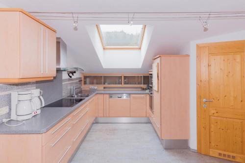 una cucina con armadi in legno e una finestra di Stockingbauer a Leogang