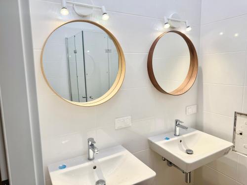 Spacious Stylish Apartment with Free Parking