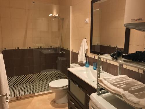コティージョにあるTurquesa Cotilloのバスルーム(洗面台、トイレ、鏡付)