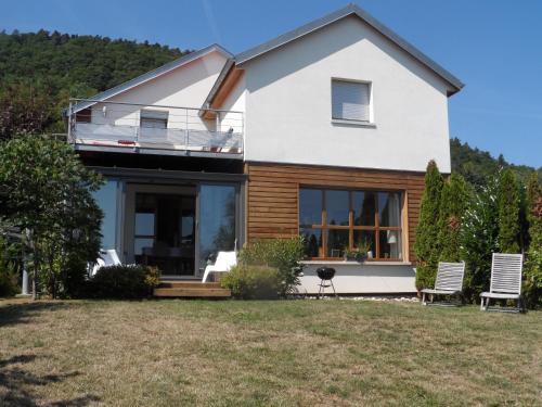 a house with a view of the yard at Chambres d'Hôtes Rachelle Schneider in Husseren-les-Châteaux