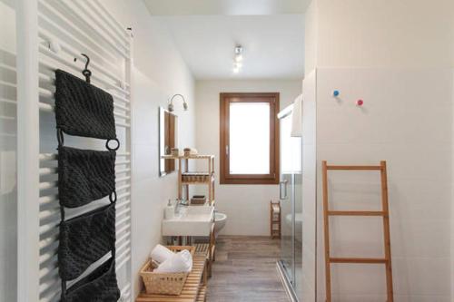 a bathroom with a sink and a toilet in it at A Casa Di Giada in Refrontolo