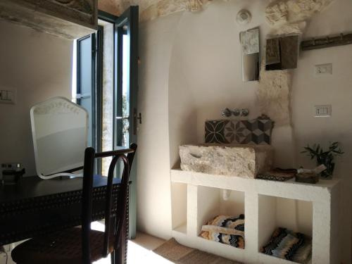 a room with a mirror and a shelf with towels at Tenuta del Lauro in Locorotondo